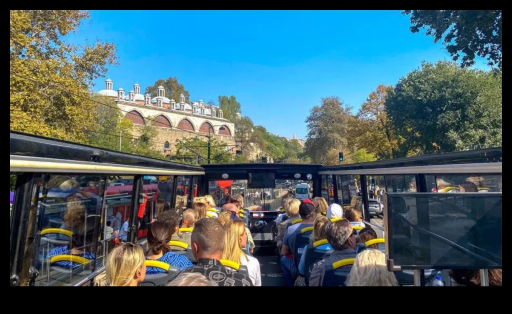 Urcați-vă într-un autobuz și descoperiți bijuteriile ascunse ale orașului 4 Călătorii cu autobuzul: explorarea colțurilor orașului în cursele comunale