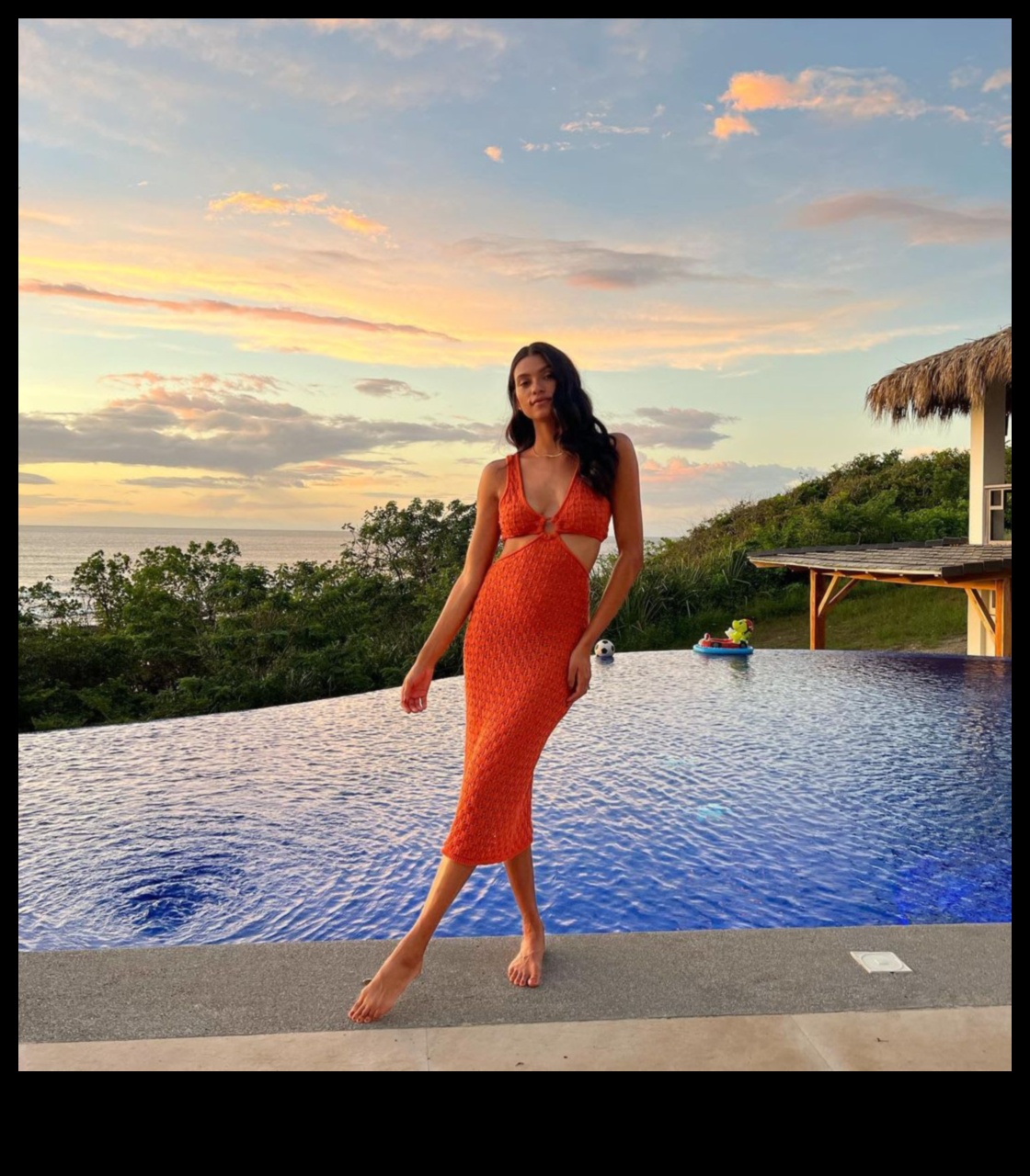 Glam pe plajă: ținute elegante de vară pentru rafinamentul de coastă